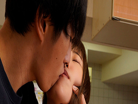 下の階に引っ越してきた人妻が巨乳すぎる！押しの弱さに付け込んで大きくてやわらかいおっぱいを堪能しながら中出し　サンプル画像06